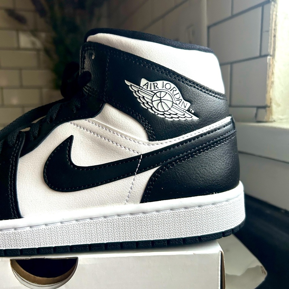 WMNS AIR JORDAN 1 MID “Panda”